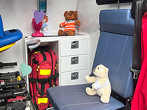 Innenraum dekoriert mit Teddybären eines Hospizmobiles