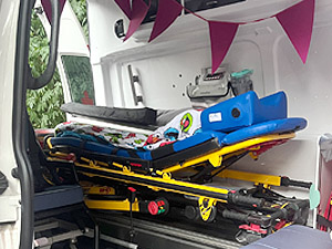 Innenraum mit Krankentrage eines Hospizmobiles