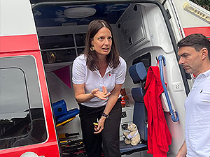 BRK-Mitarbeitern bei der Erläuterung der Fahrzeugausstattung